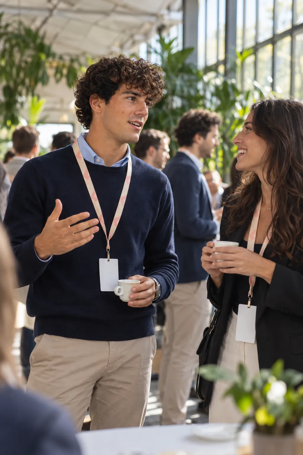 Due partecipanti sorridono e parlano durante una pausa caffè