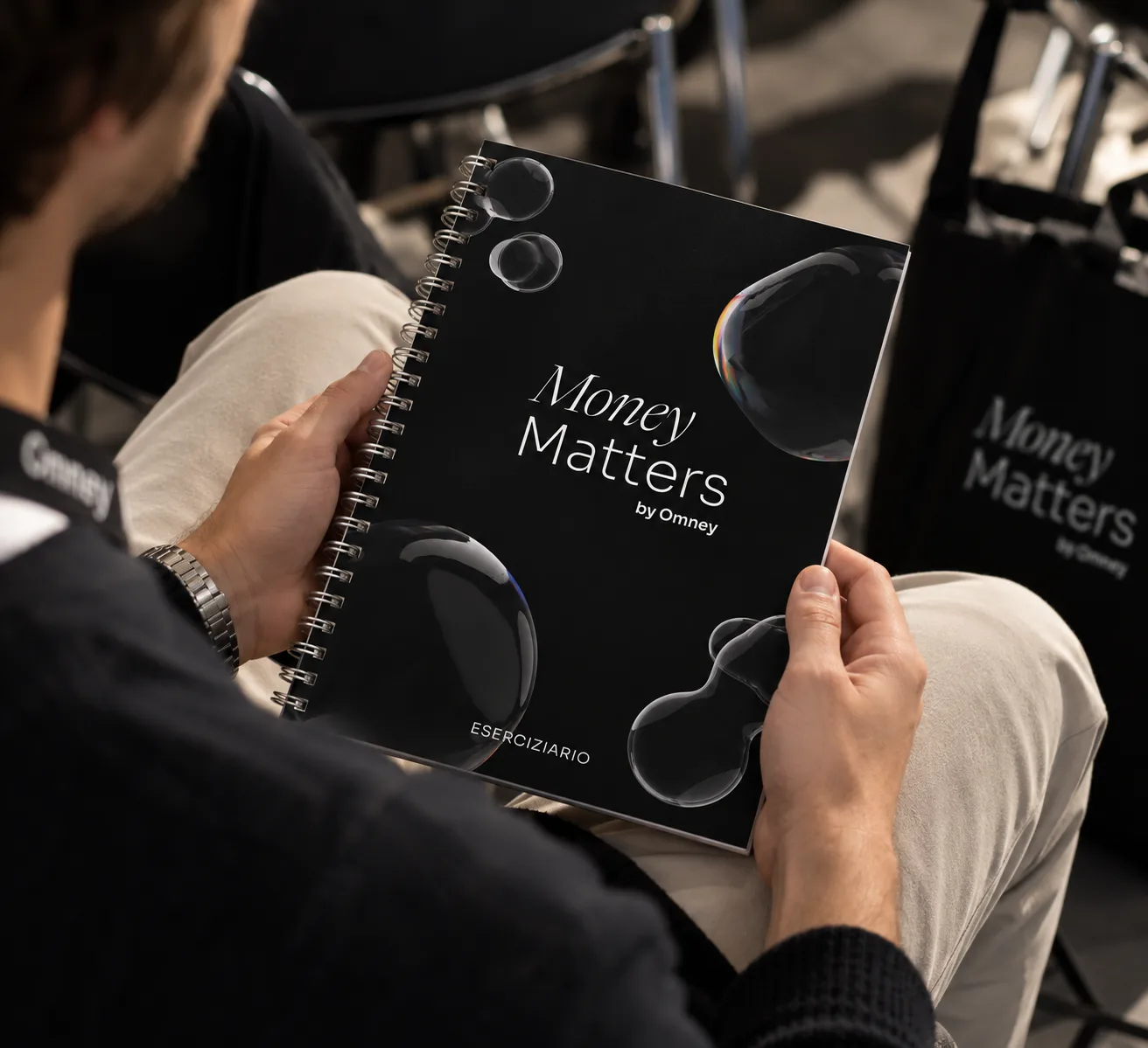 Un partecipante sfoglia l'eserciziario di Money Matters